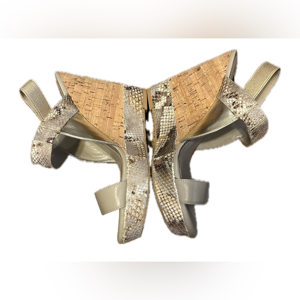 NWOT, White House Black Market Greta. Size 6.5 - Picture 3 of 6